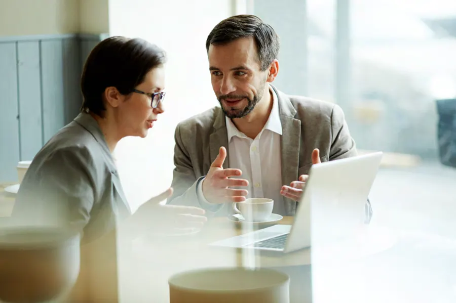 Consultores revisando estrategia con un cliente
